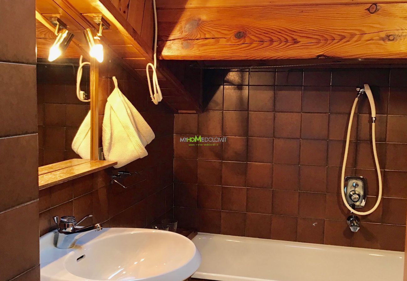 2-abeti-Badezimmer-Badewanne-Ferienwohnung-myhome-dolomiti Ferienwohnung-mieten-Madonna-di-Campiglio-Myhome-Dolomiti