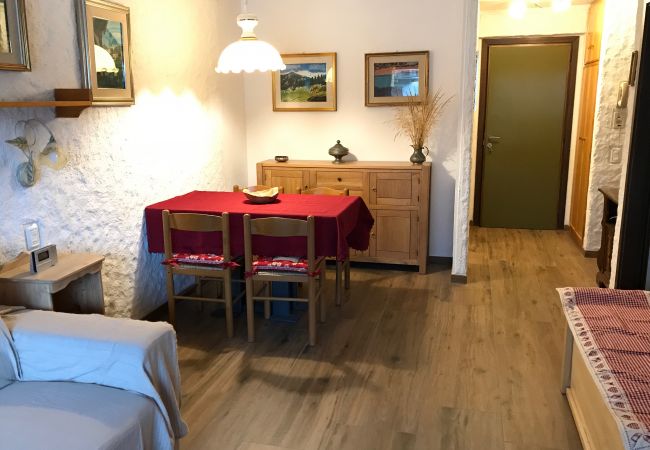 nambino-living-room-apartment-rent-Myhome-dolomiti Holiday-apartment-rent-Madonna-di-Campiglio-Myhome-Dolomiti