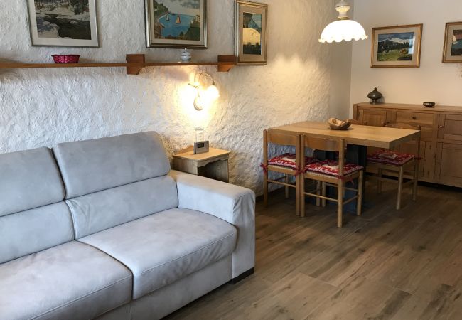 nardis-109-living-room-apartment-rent-Myhome-dolomiti Holiday-apartment-rent-Madonna-di-Campiglio-Myhome-Dolomiti