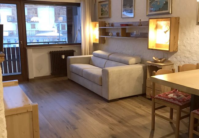 nardis-109-living-room-apartment-rent-Myhome-dolomiti Holiday-apartment-rent-Madonna-di-Campiglio-Myhome-Dolomiti
