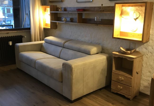 nardis-109-living-room-apartment-rent-Myhome-dolomiti Holiday-apartment-rent-Madonna-di-Campiglio-Myhome-Dolomiti