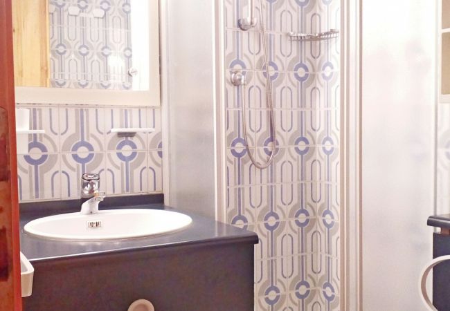 silvana-132-bathroom-shower-apartment-rent-Myhome-dolomiti Holiday-apartment-rent-Madonna-di-Campiglio-Myhome-Dolomiti