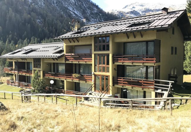 nambino-external-view-apartment-rent-Myhome-dolomiti Holiday-apartment-rent-Madonna-di-Campiglio-Myhome-Dolomiti