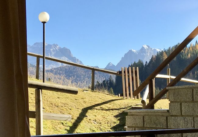 nambino-living-room-apartment-rent-Myhome-dolomiti Holiday-apartment-rent-Madonna-di-Campiglio-Myhome-Dolomiti