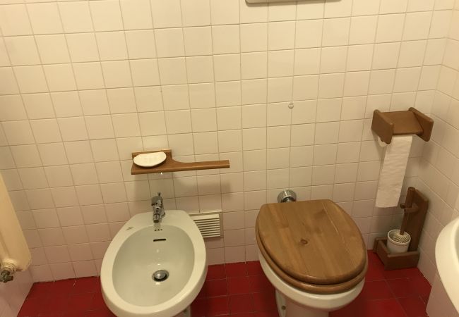 nambino-bathroom-apartment-rent-Myhome-dolomiti Holiday-apartment-rent-Madonna-di-Campiglio-Myhome-Dolomiti