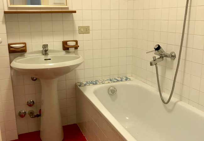 nambino-bathroom-apartment-rent-Myhome-dolomiti Holiday-apartment-rent-Madonna-di-Campiglio-Myhome-Dolomiti