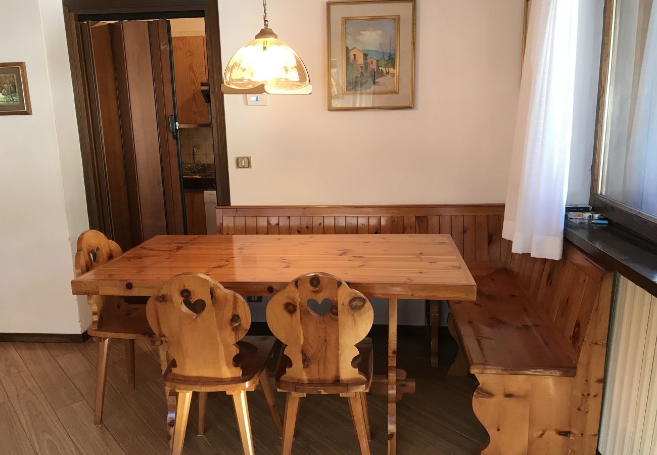 Apartment in Madonna di Campiglio - Done Appartamento dining-table-apartment-holiday-madonna-di-campiglio