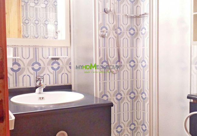 silvana-132-bathroom-shower-apartment-rent-Myhome-dolomiti Holiday-apartment-rent-Madonna-di-Campiglio-Myhome-Dolomiti
